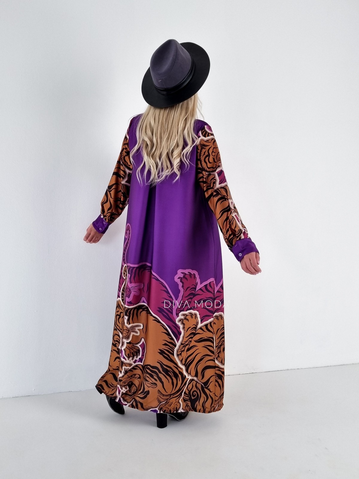 Saténové maxi šaty se vzorem fialové S 515
