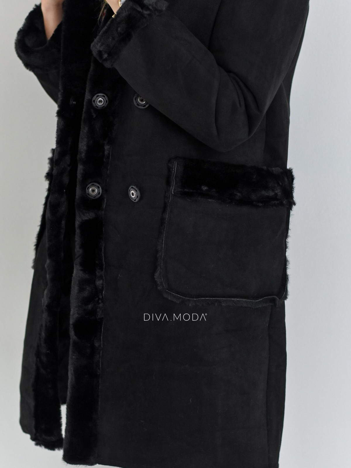 Kožešinový kabátek z broušené koženky s kapucí černý P 40