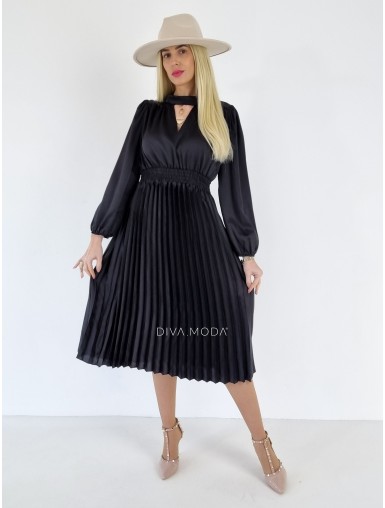 Saténové šaty s plisovanou sukní černé A 102