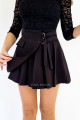 Skládaná krátká sukně s přezkou černá A 76