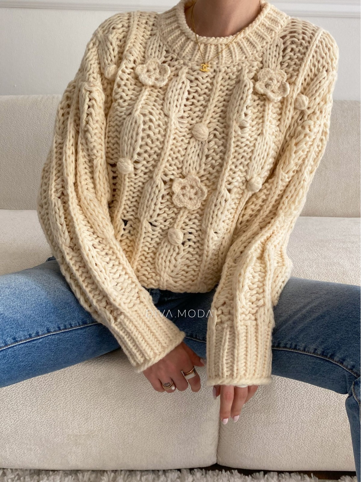 Pletený svetr s květinkami ecru-vanilla S 26