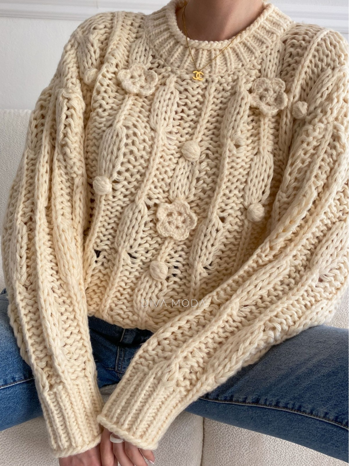 Pletený svetr s květinkami ecru-vanilla S 26