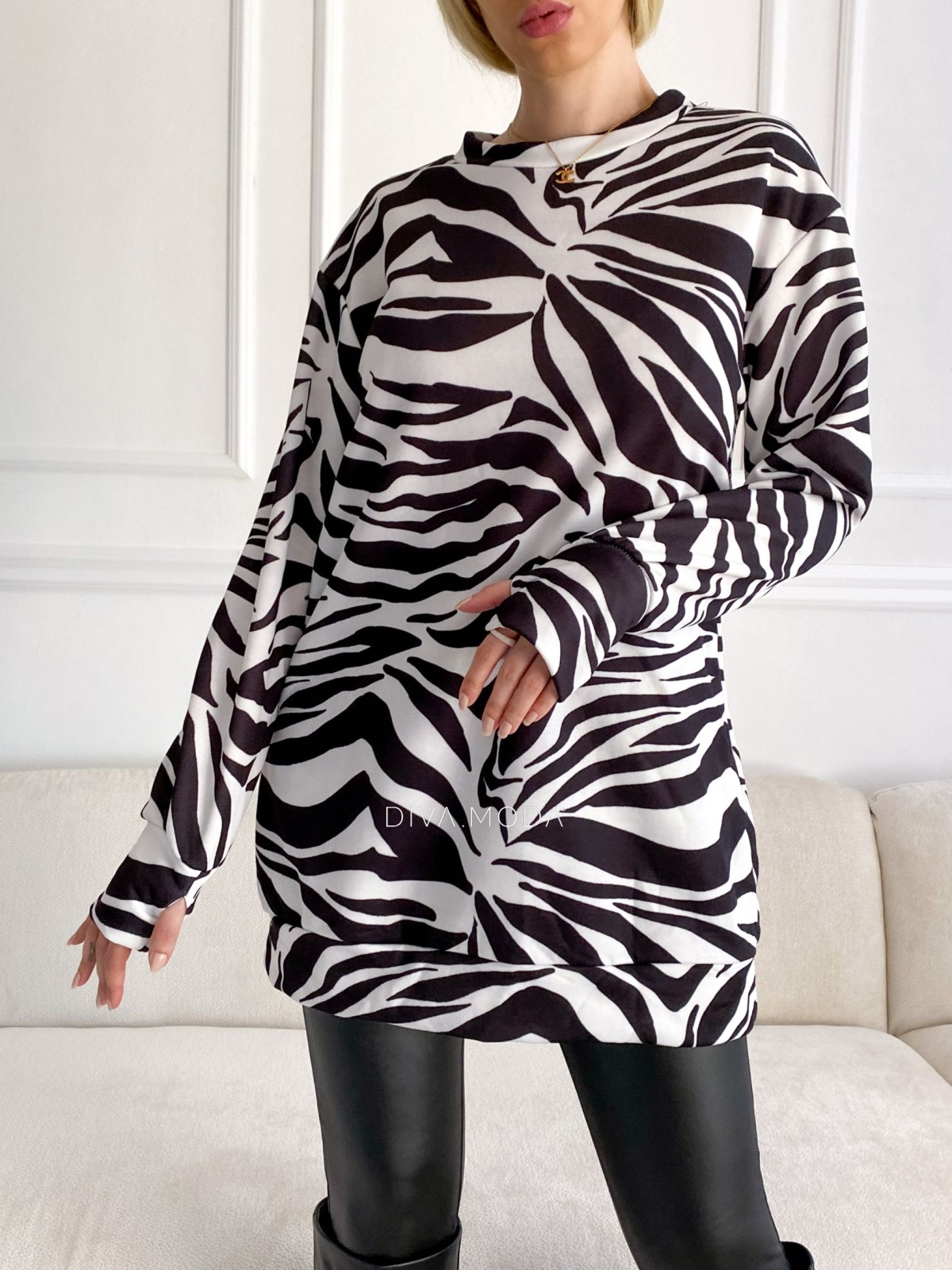 Prodloužená mikina zebra černo-bílá S 48