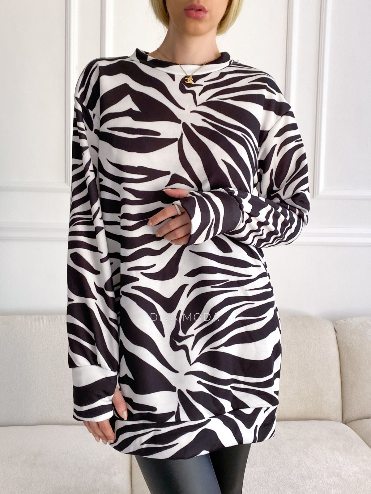 Prodloužená mikina zebra černo-bílá S 48