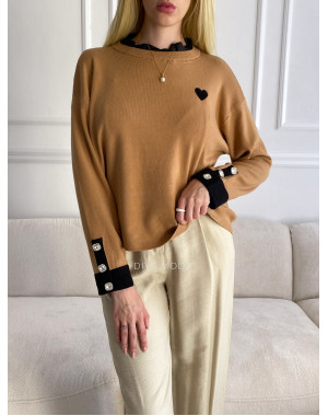 Svetrík s riasením pri krku srdiečko hnedý S 65