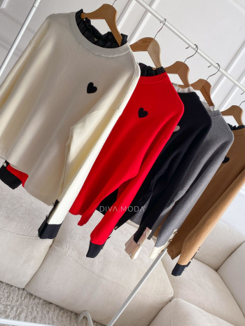 Svetrík s riasením pri krku srdiečko hnedý S 65