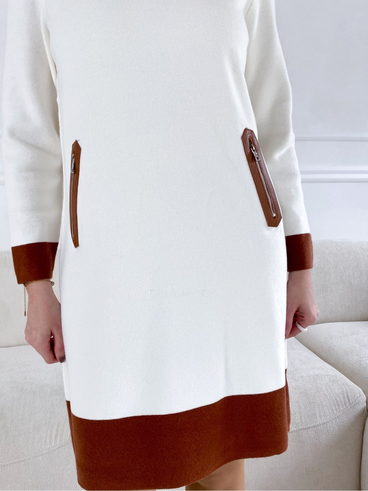 Úpletové šaty s koženkovou aplikací smetanově/skořicové P 49