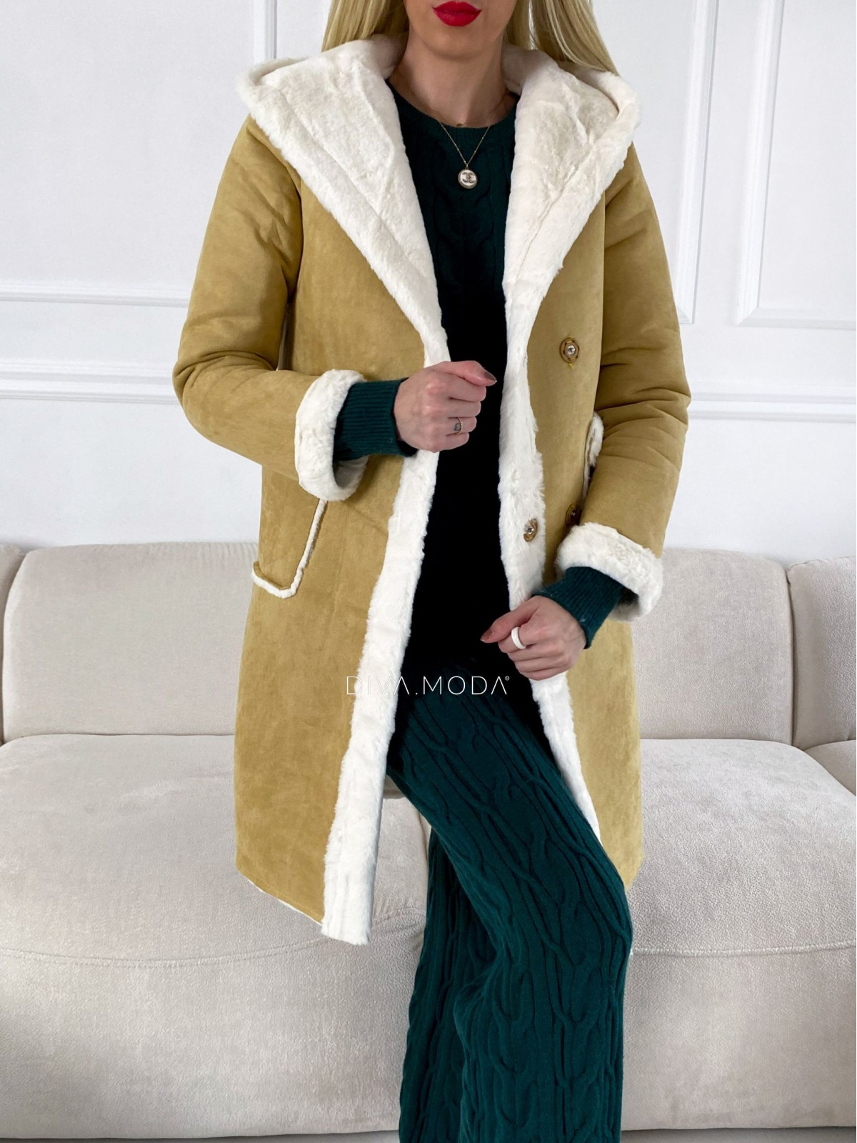 Kožešinový kabátek z broušené koženky s kapucí hořčicový P 40
