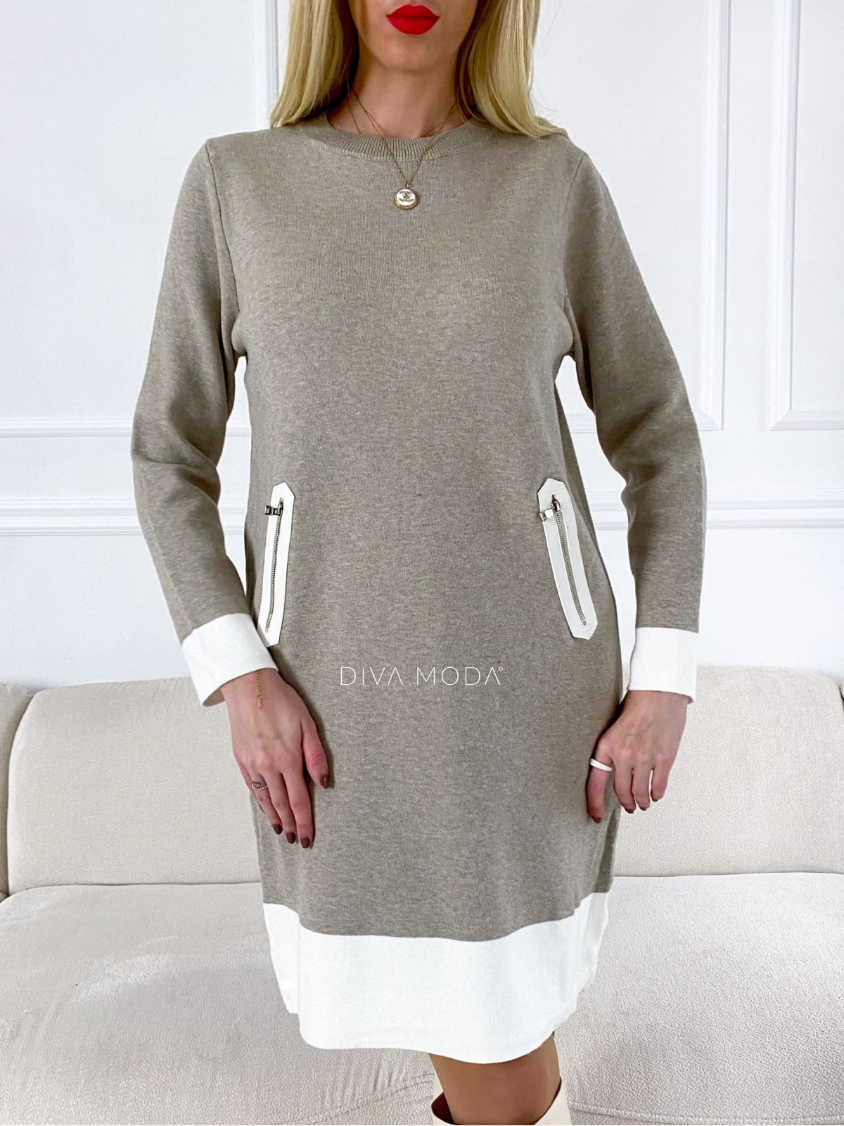 Úpletové šaty s koženkovou aplikací okrově/bílé P 49
