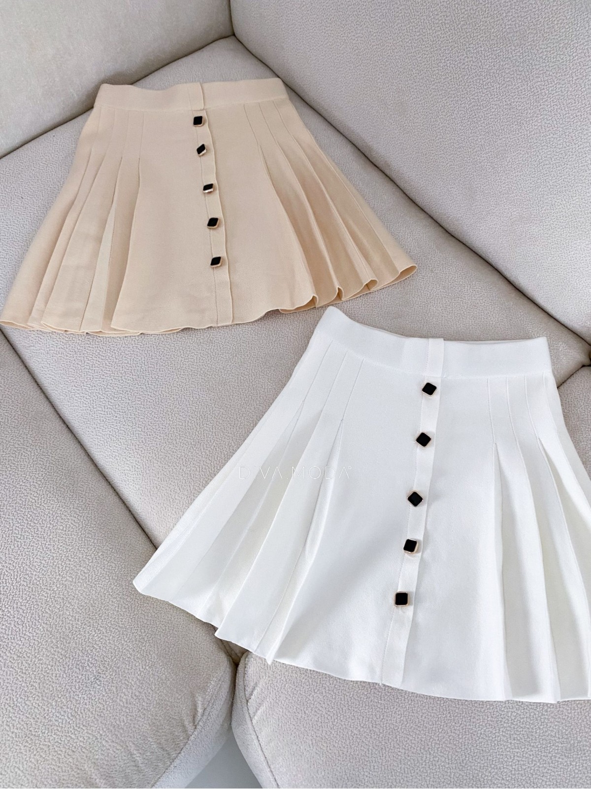 Úpletová A- sukně s knoflíky a skladem vanilková P 77
