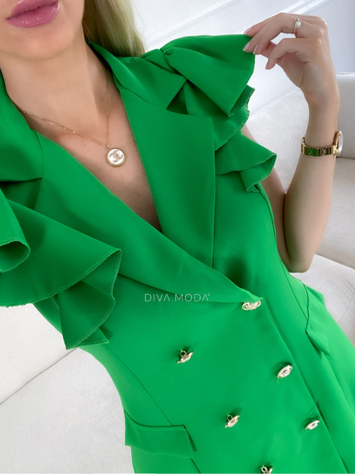 Sakové šaty s volány na ramenou trávově zelené M 68