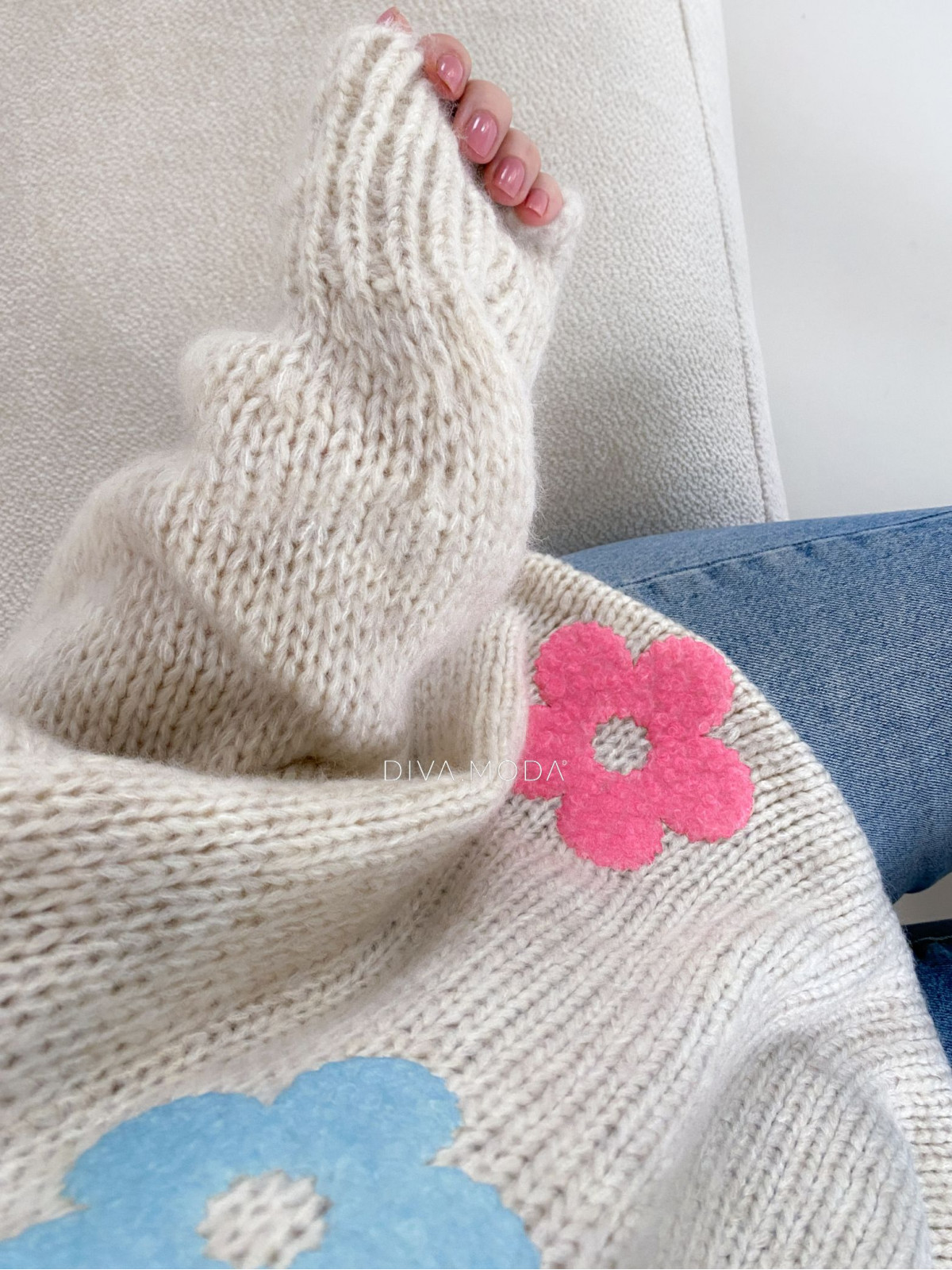Pletený svetr s květy béžový M 99