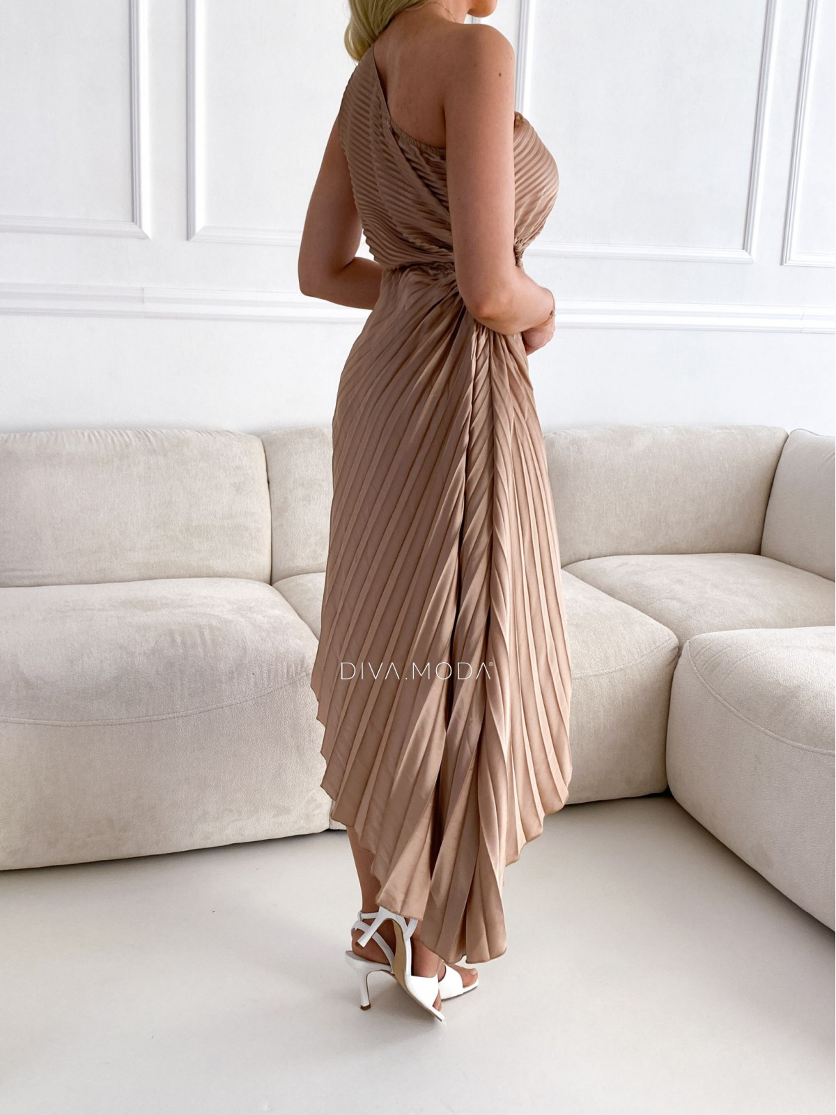 Plisované elegantní šaty s výřezem zlaté M 6
