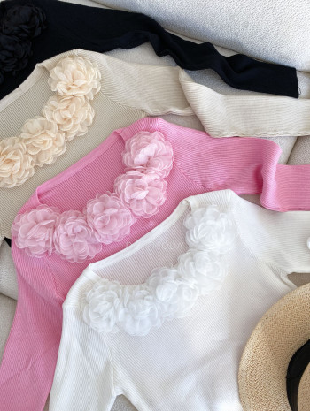 Úpletový top s 3D ružičkami béžový M 124