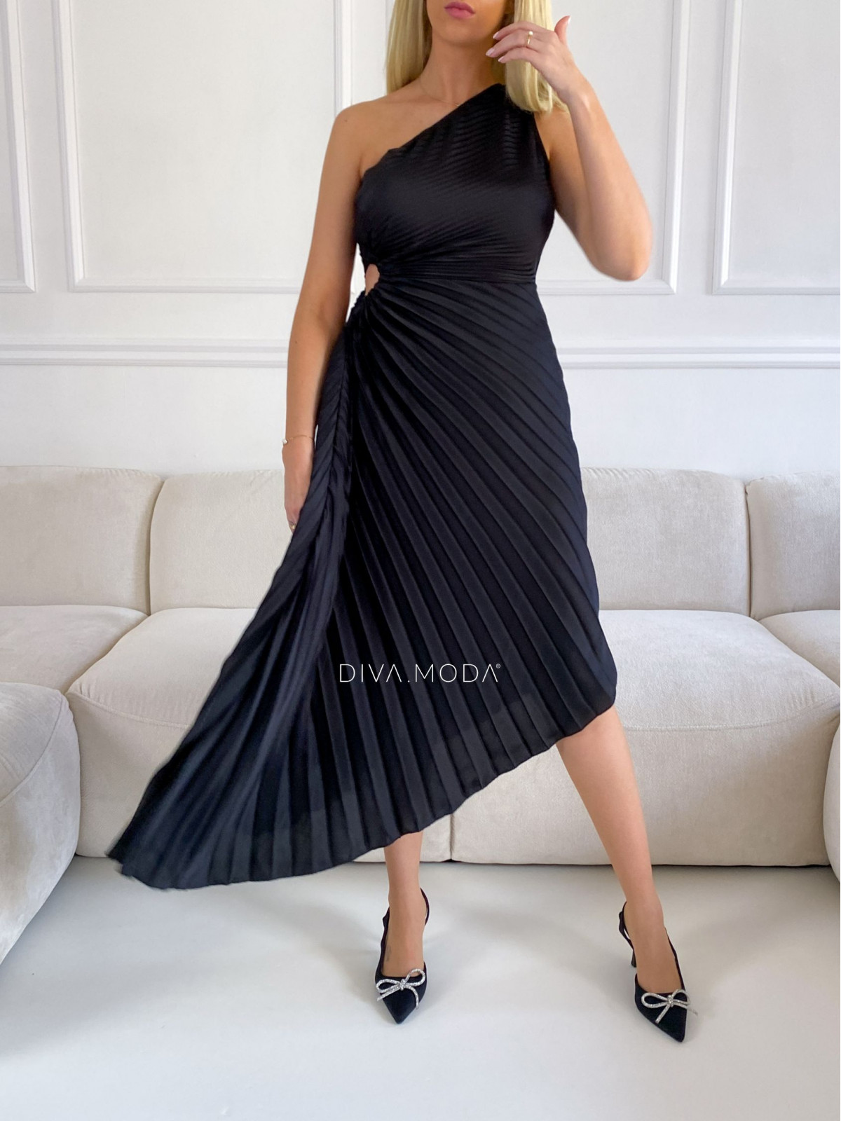 Plisované elegantní šaty s výřezem černé M 6