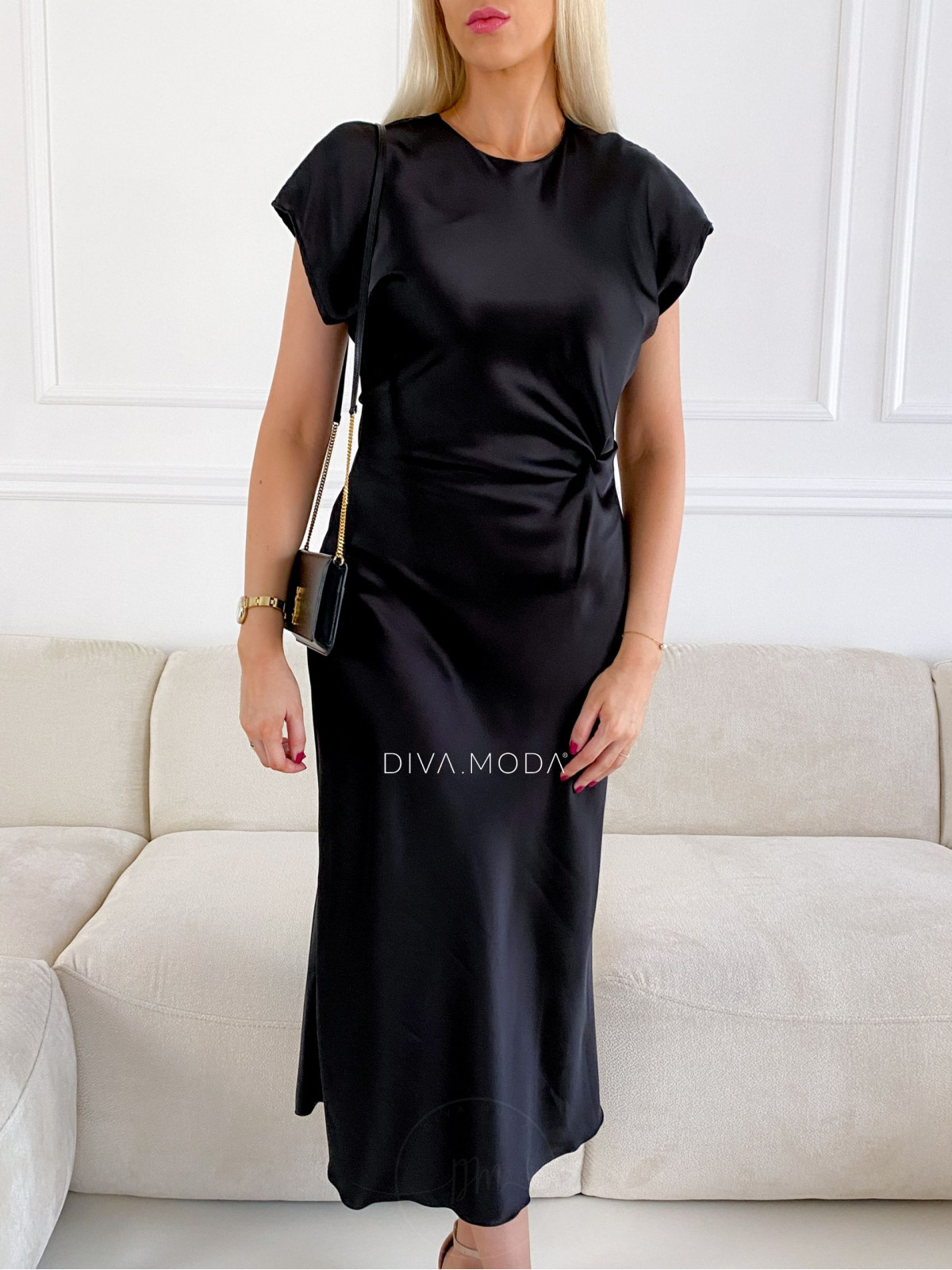 Elegantní saténové maxi šaty s řasením v pase černé M 156