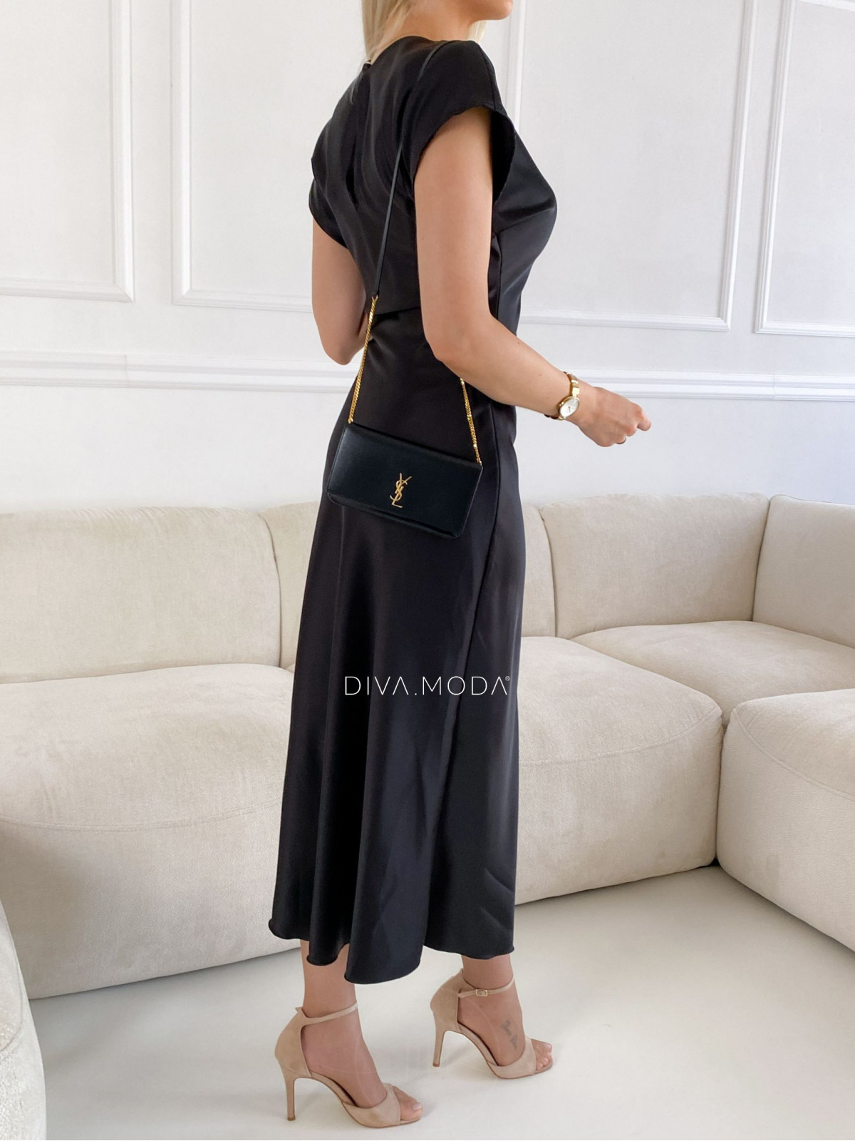 Elegantní saténové maxi šaty s řasením v pase černé M 156