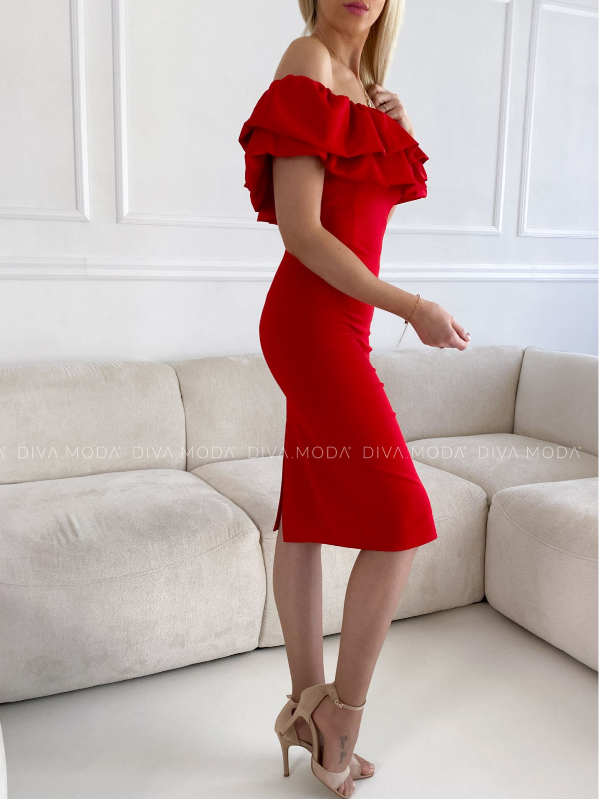 Přiléhavé šaty s volánem off shoulders červené P 91