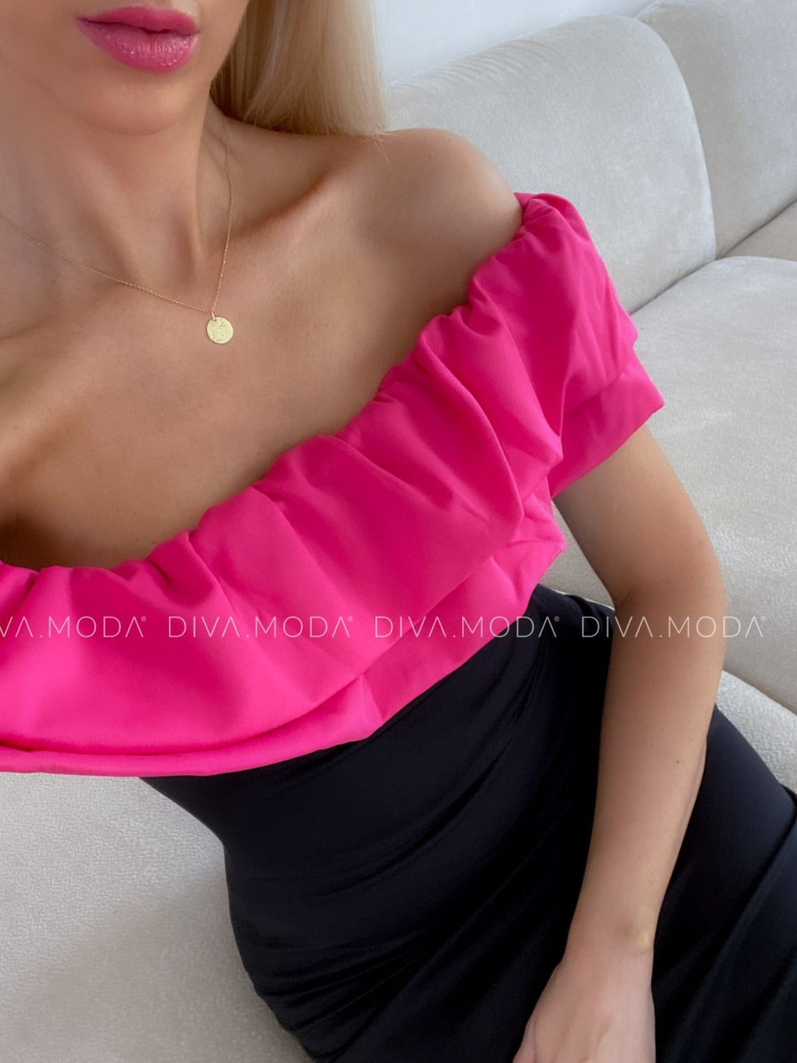 Priliehavé šaty s volánom off shoulders čierno / ružové P 98 Priliehavé šaty s volánom off shoulders čierno / ružové P 98