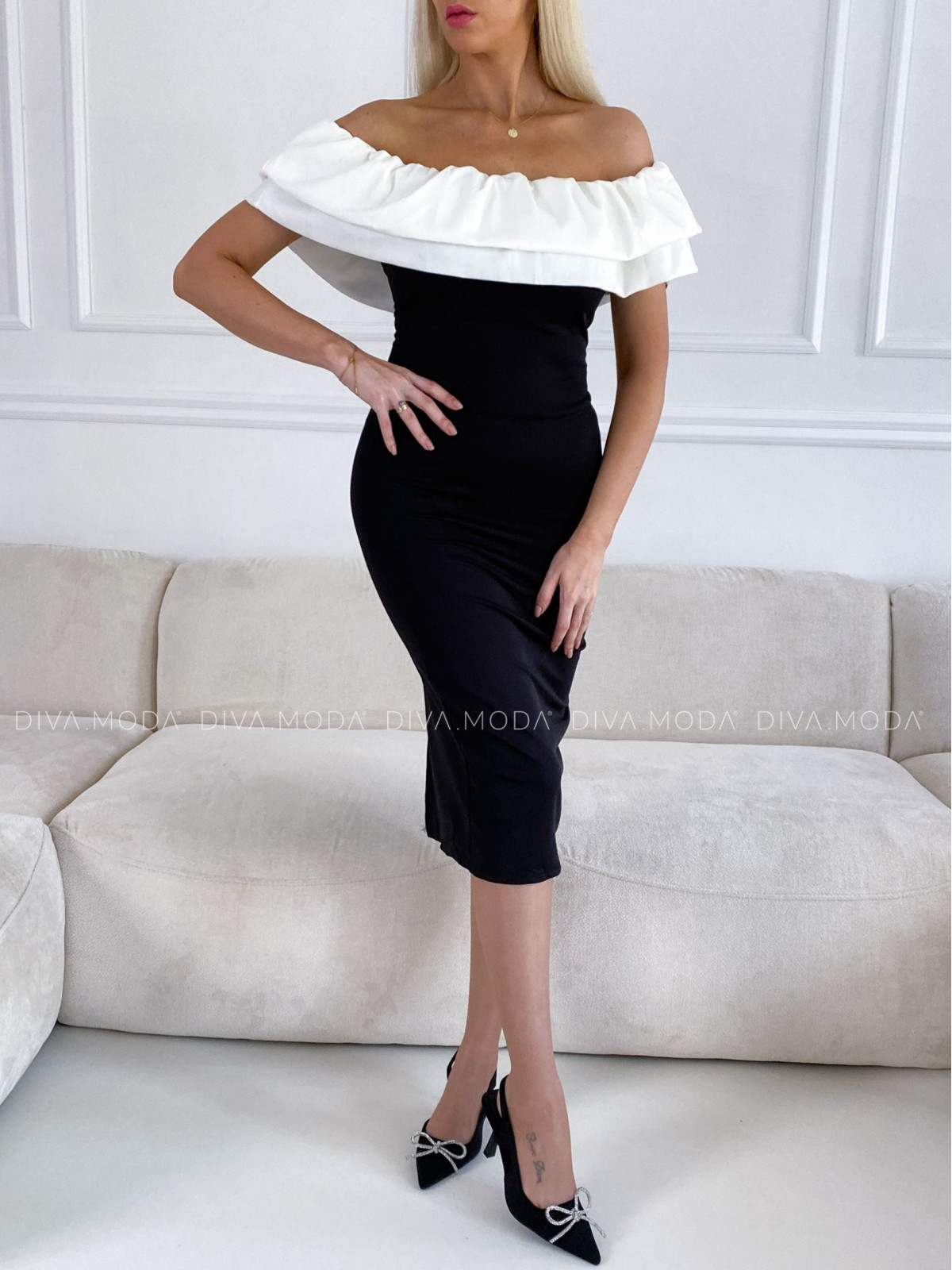 Přiléhavé šaty s volánem off shoulders černo/bílé P 98