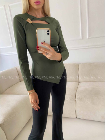 Šikmý top s výstrihom a sponou khaki zelený A 77 Šikmý top s výstrihom a sponou khaki zelený A 77