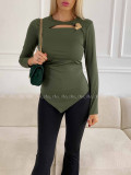 Šikmý top s výstrihom a sponou khaki zelený A 77 Šikmý top s výstrihom a sponou khaki zelený A 77