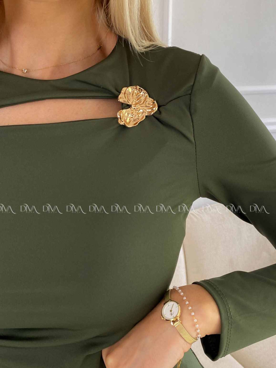 Šikmý top s výstrihom a sponou khaki zelený A 77 Šikmý top s výstrihom a sponou khaki zelený A 77