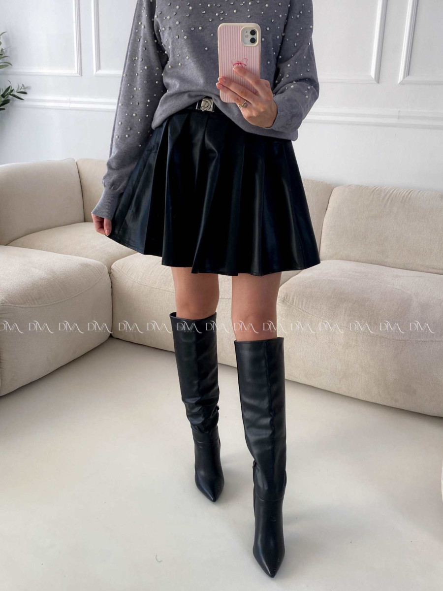 Koženková skladaná sukňa s prackou čierna A 167