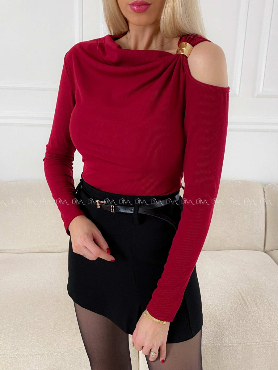 Top s výkrojom na ramene a sponou burgundy A 199