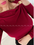 Top s výkrojom na ramene a sponou burgundy A 199