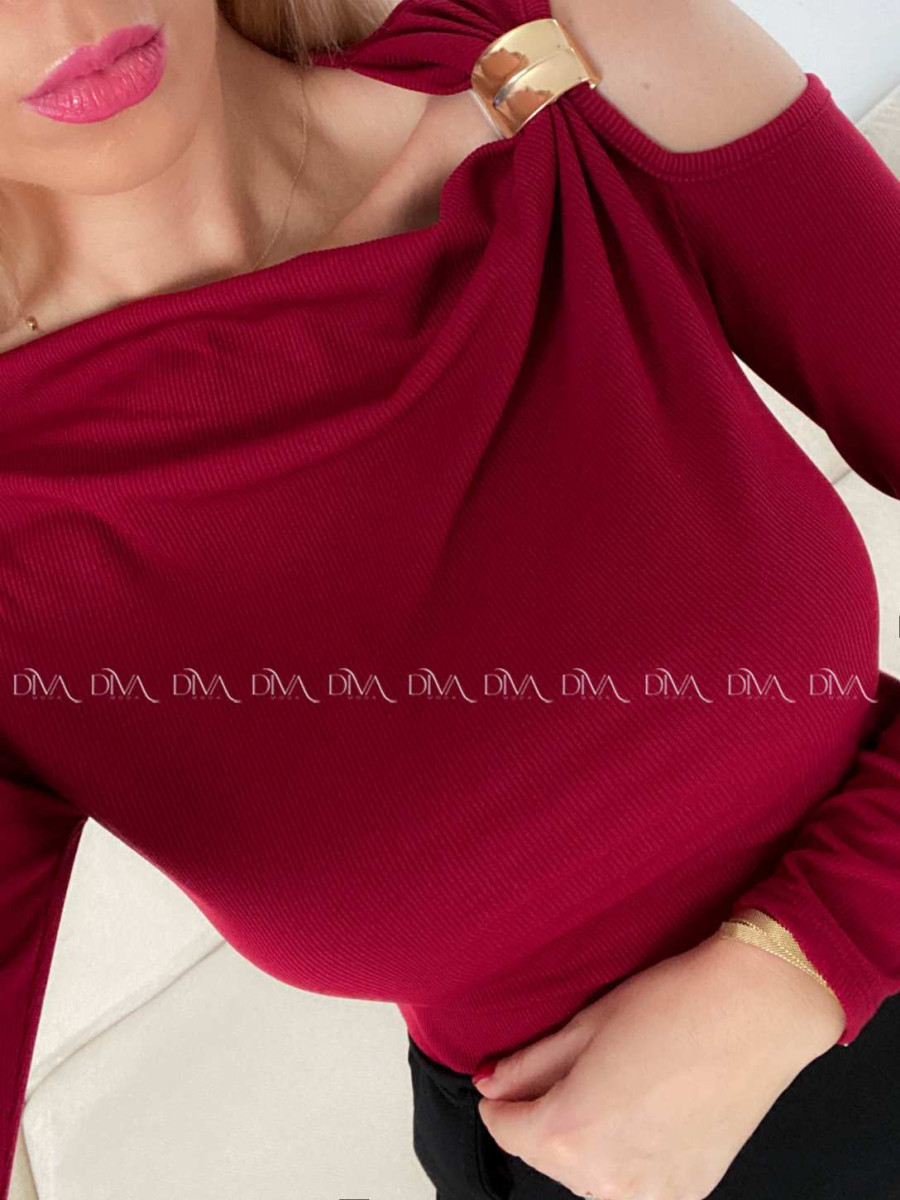 Top s výkrojom na ramene a sponou burgundy A 199