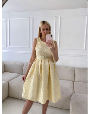 Elegantné midi šaty s 3D kvetmi žlté A 212 Elegantné midi šaty s 3D kvetmi žlté A 212
