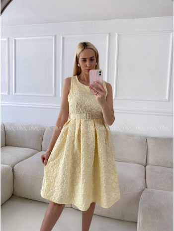 Elegantné midi šaty s 3D kvetmi žlté A 212 Elegantné midi šaty s 3D kvetmi žlté A 212