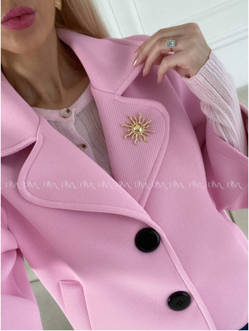Krátky prechodný kabát s brošňou ružový AB 12