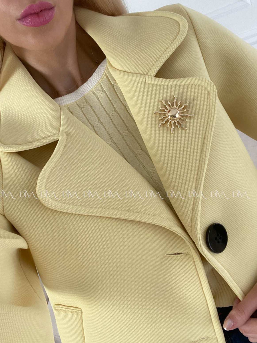 Krátky prechodný kabát s brošňou limetkový AB 12