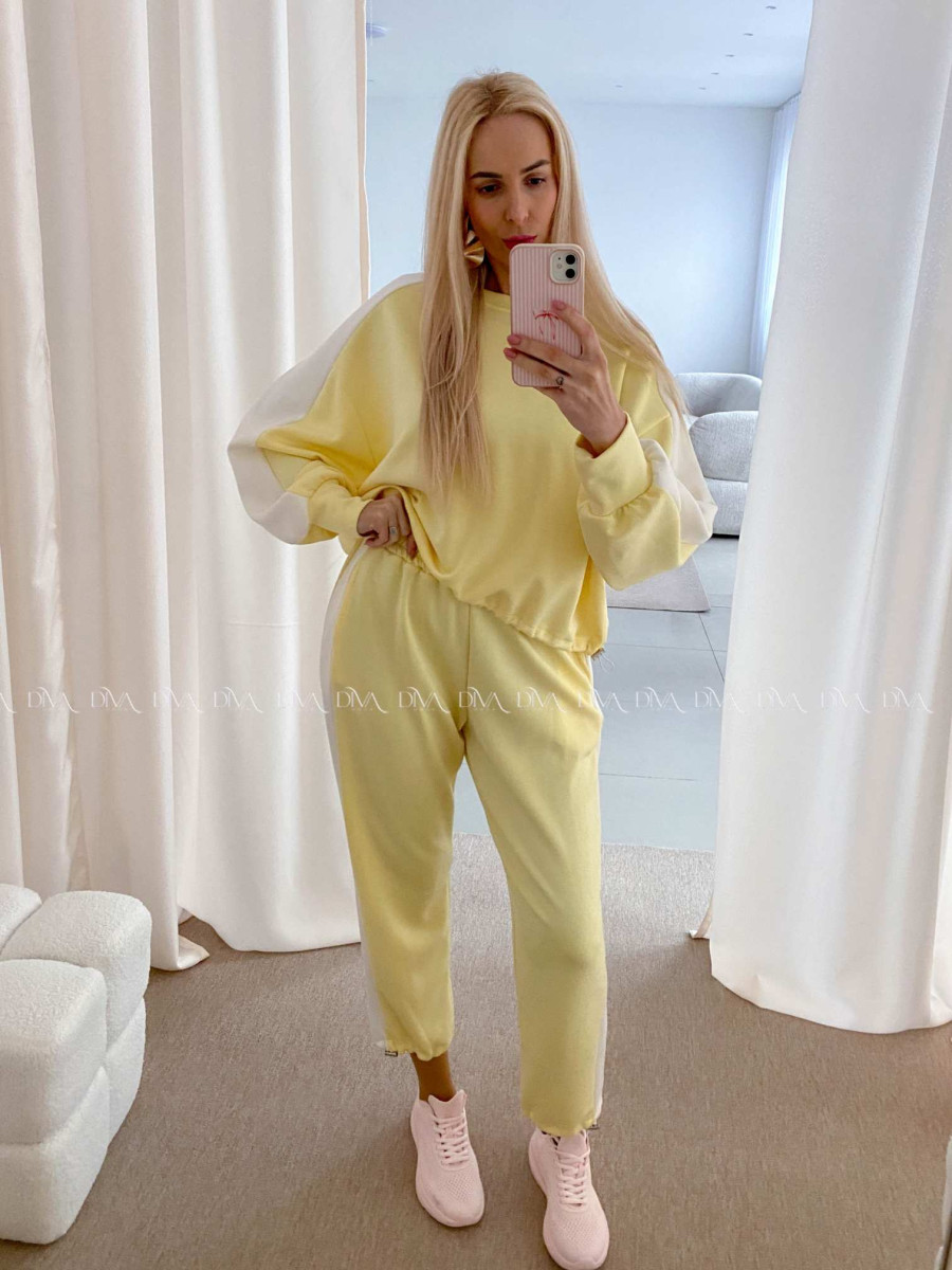 Hladký ležérny komplet s pruhom žltý AB 26