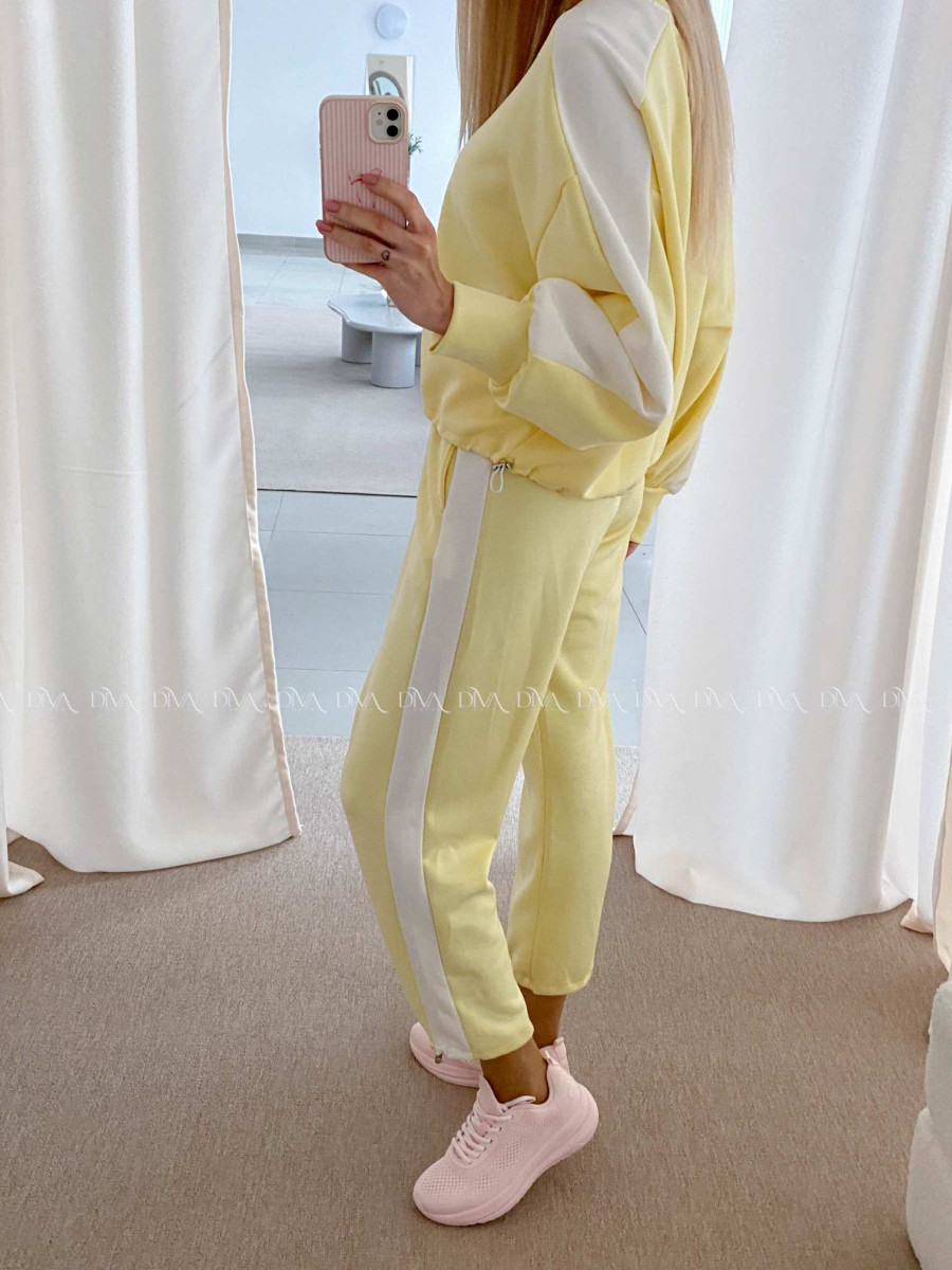 Hladký ležérny komplet s pruhom žltý AB 26