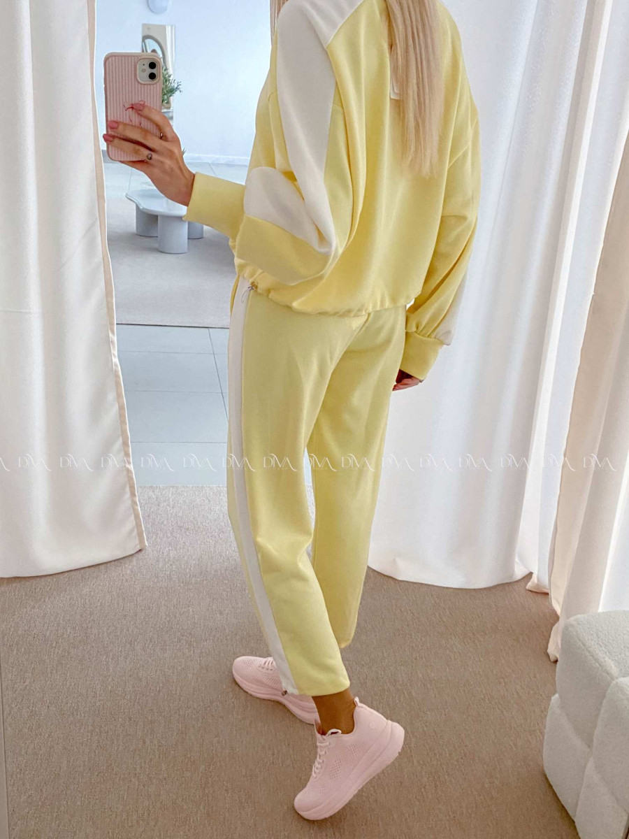 Hladký ležérny komplet s pruhom žltý AB 26