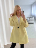 Midi prechodný kabát s brošňou banánový AB 59