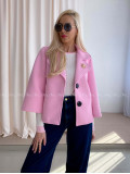 Krátky prechodný kabát s brošňou ružový AB 12