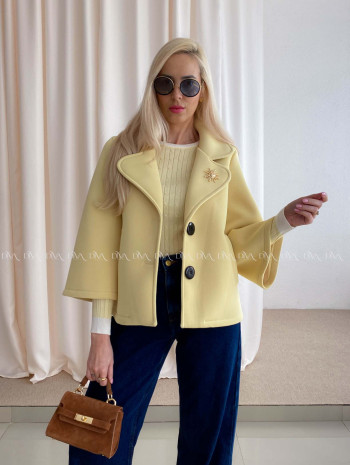 Krátky prechodný kabát s brošňou limetkový AB 12