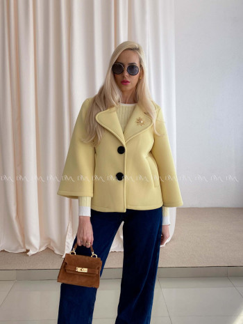Krátky prechodný kabát s brošňou limetkový AB 12