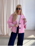 Krátky prechodný kabát s brošňou ružový AB 12