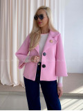 Krátky prechodný kabát s brošňou ružový AB 12