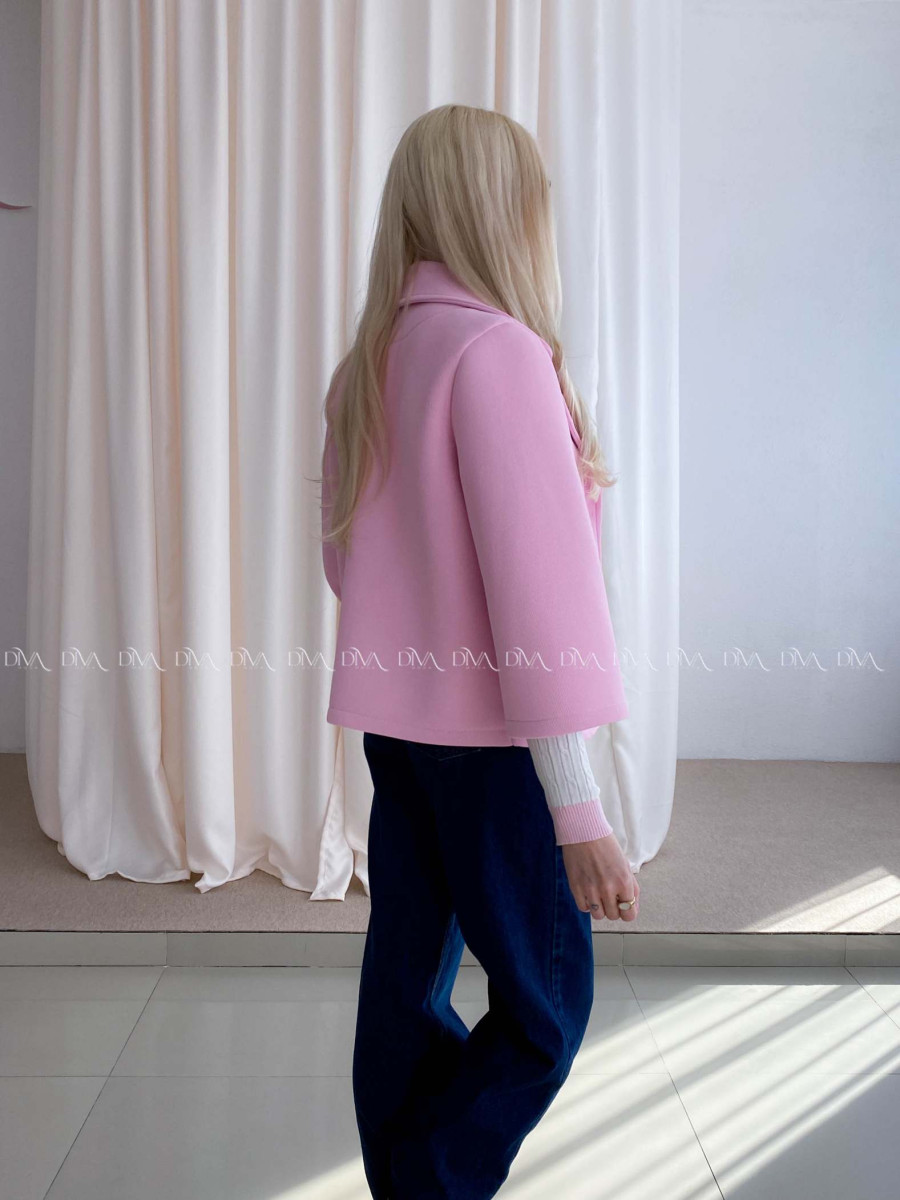 Krátky prechodný kabát s brošňou ružový AB 12