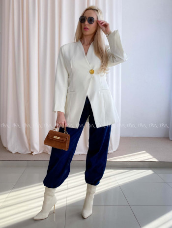 Elegantné predĺžené sako so zdobeným gombíkom rose biele AB 90 Elegantné predĺžené sako so zdobeným gombíkom rose biele AB 90