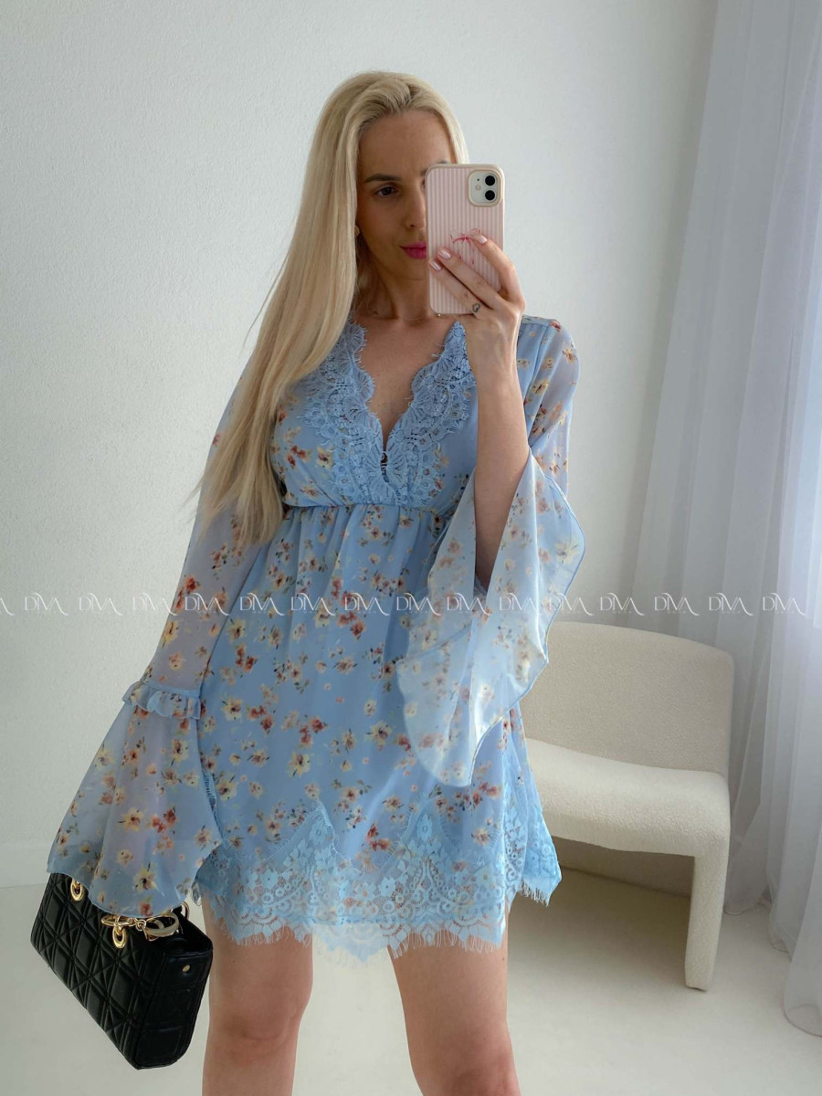 Ľahké kvetinkové šaty s krajkou a zvonovými rukávmi baby modré AB 230