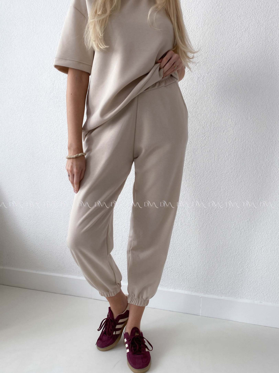 Pohodlný komplet s nášivkou béžový AB 128