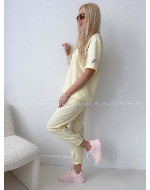 Pohodlný komplet s nášivkou butter yellow AB 128