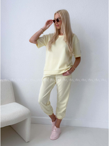 Pohodlný komplet s nášivkou butter yellow AB 128 Pohodlný komplet s nášivkou butter yellow AB 128